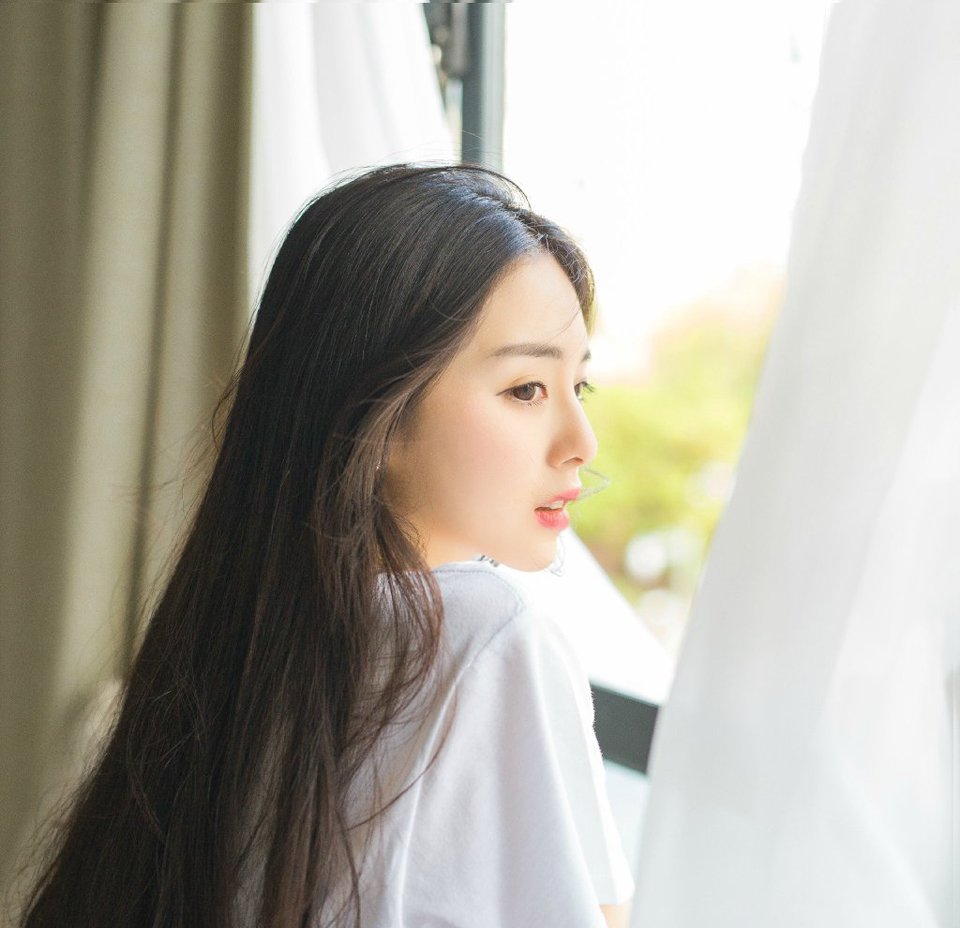 有一天友谊和爱情碰见。爱情问友谊：世上有我了，为什么还要有你的存在？友谊笑着说：爱情会让人们流泪，而友谊的存在就是帮人们擦干眼泪。朋友就是：偶尔会为你忧虑给你关心替你懆心想你开心逗你开心请你放心。